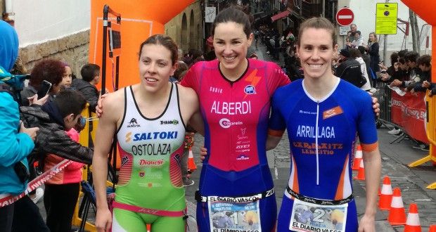 Helene Alberdi y Ander Okamika ganan en el Triatlón de Getaria, en el País Vasco
