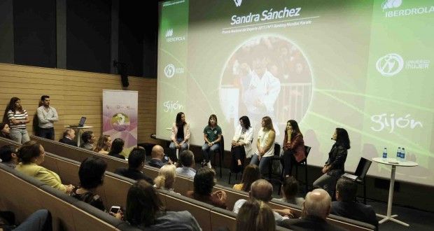 Laura Fuertes y Toña Is, en el Foro Universo Mujer en Oviedo, Asturias