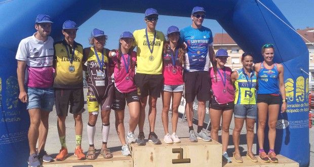 Lucía Vergara y Pablo Ortega, campeones de Asturias de Acuatlón 2019 en San Juan de la Arena