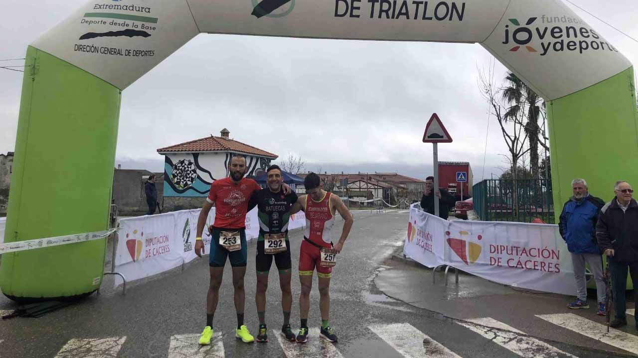 José Luis Batuecas y Jennifer Álvarez ganan el V Duatlón Cros Zarza de Granadilla en Extremadura