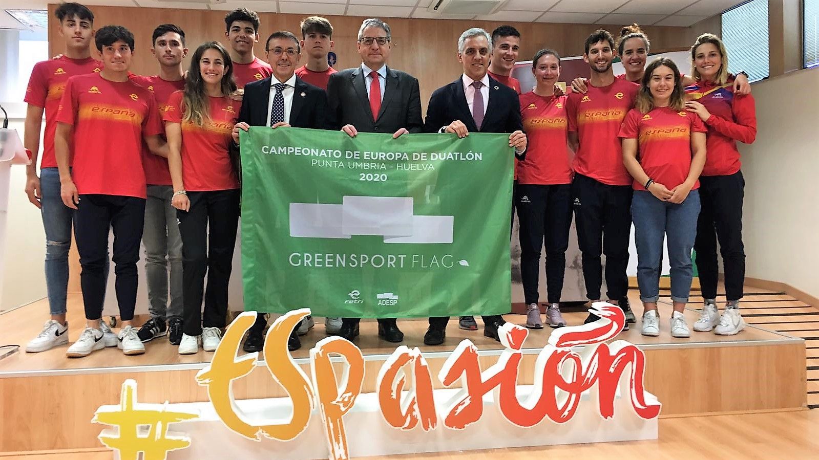 La primera Bandera Verde del Deporte Español la lucirá la Federación Española de Triatlón