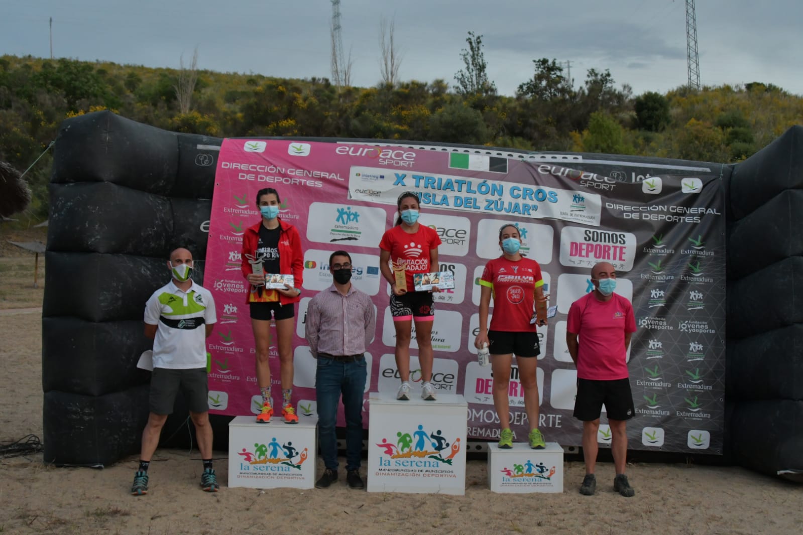 Carlos Cobos y María Remedios Mendoza, campeones de Extremadura de Triatlón Cros