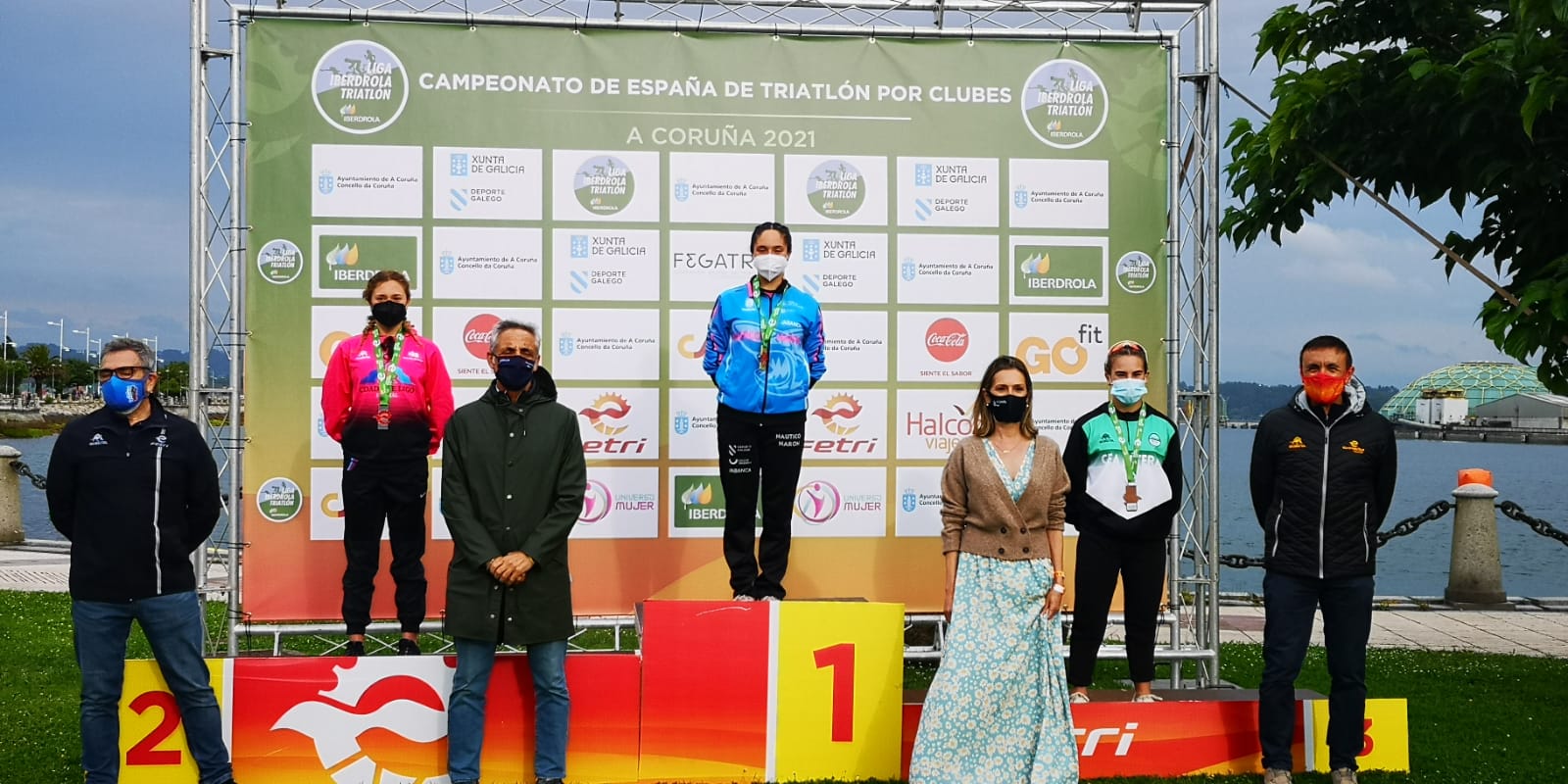 Náutico de Narón femenino y Saltoki Trikideak masculino ganan el Campeonato de España de Triatlón por Clubes