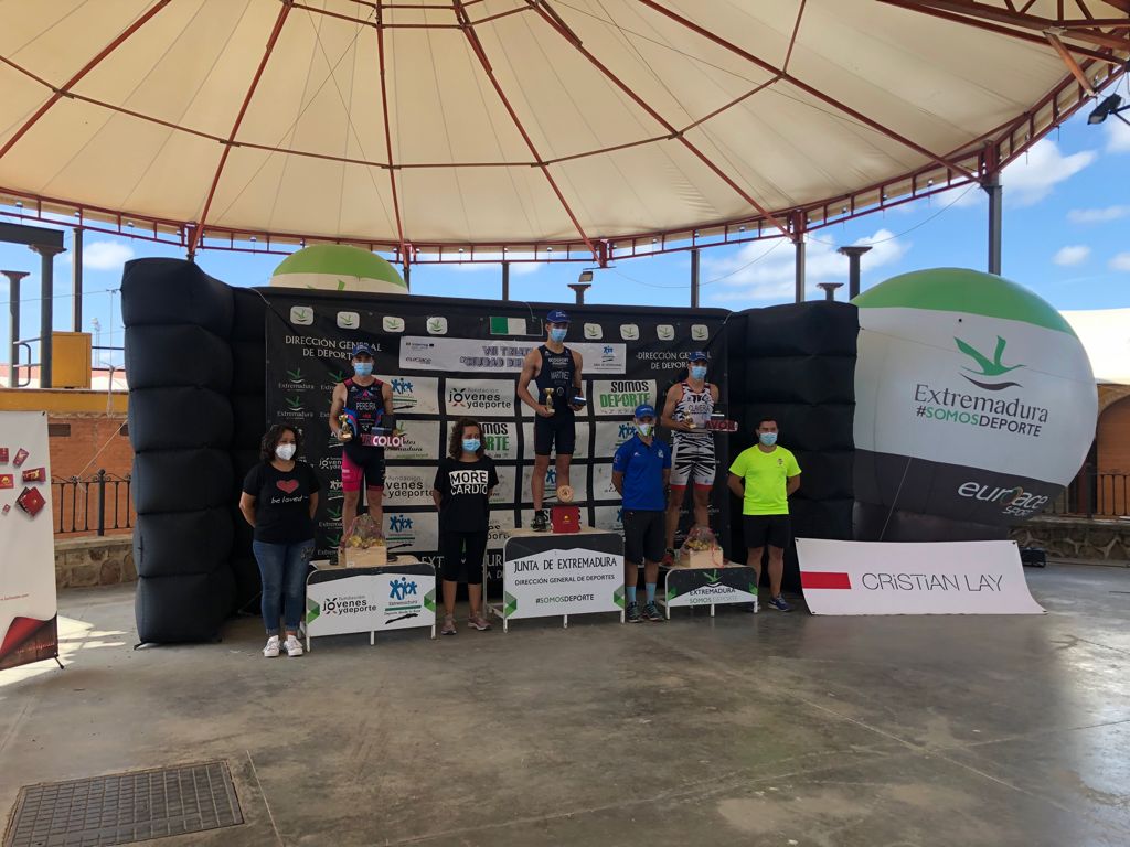Adrián Martínez e Irene Cascajosa triunfan en el VII Triatlón Ciudad del Temple extremeño