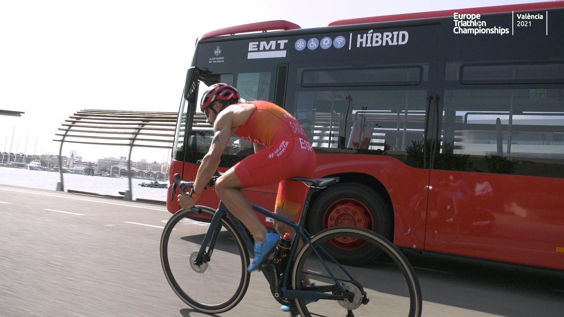 Roberto Sánchez Mantecón prepara el Campeonato de Europa de Triatlón Valéncia 2021 enfrentándose a un autobús de la EMT