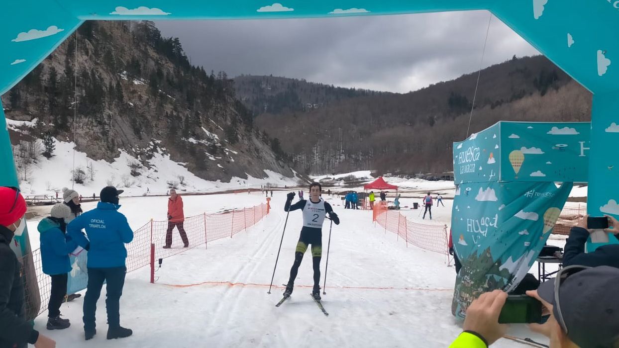 Enara Oronoz y Pello Osoro, campeones de España de Triatlón de Invierno en Ansó