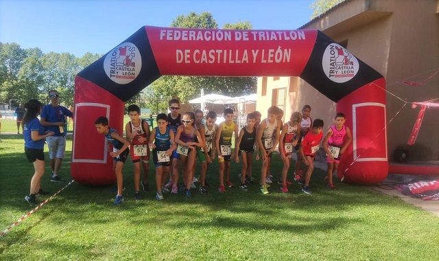Jornada de disfrute en el Acuatlón de Laguna de Duero