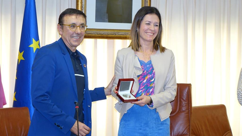 La FETRI entrega al Ayuntamiento de Águilas la Medalla de Plata por su compromiso con el Triatlón
