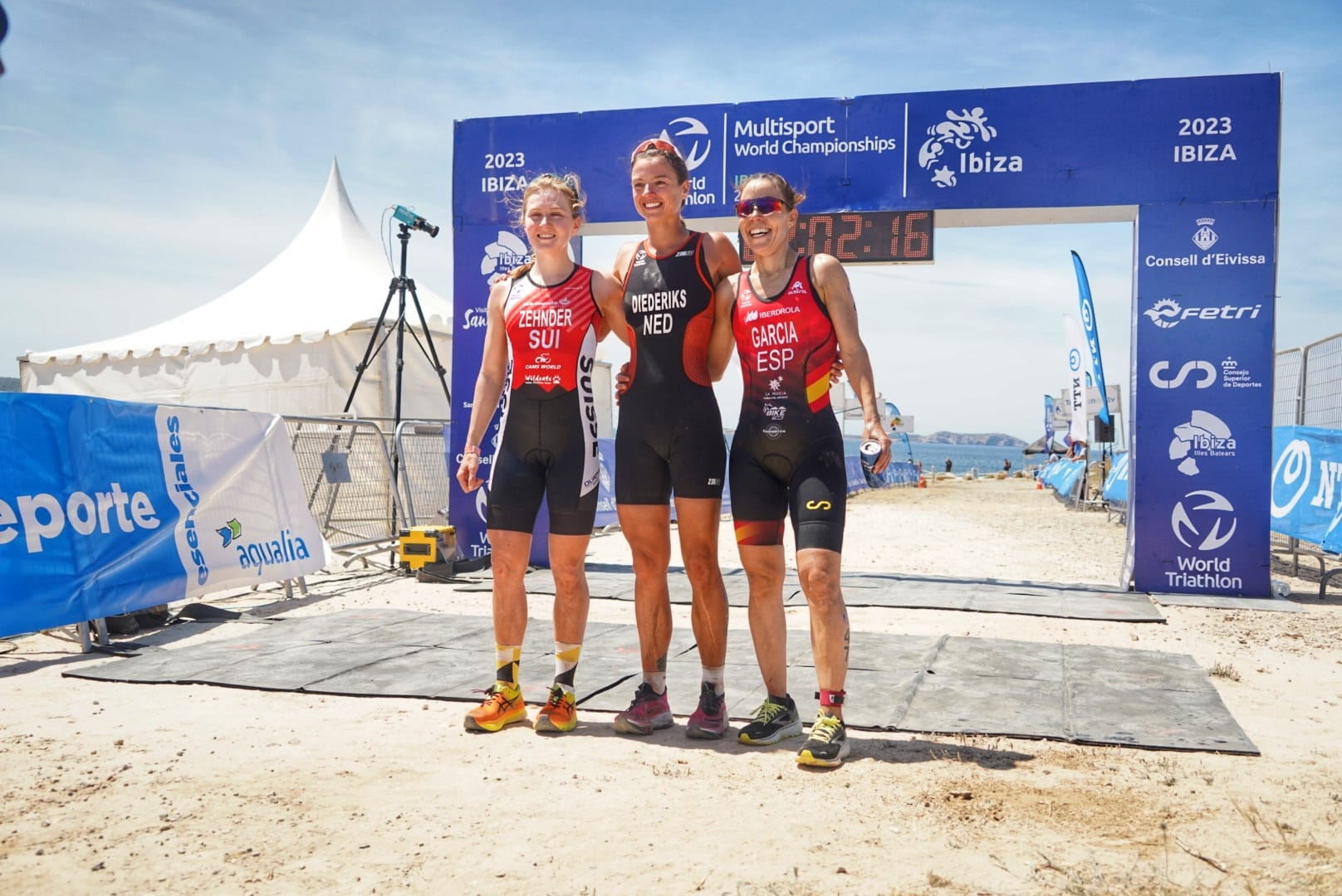 Eva García consigue la medalla de bronce en un final de infarto en el Duatlón Cros y la Triarmada suma su tercer metal en el Mundial Multideporte de Ibiza