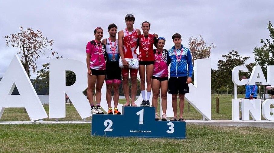 María Varo y Andrés Prieto ganan el triatlón clasificatorio de Narón