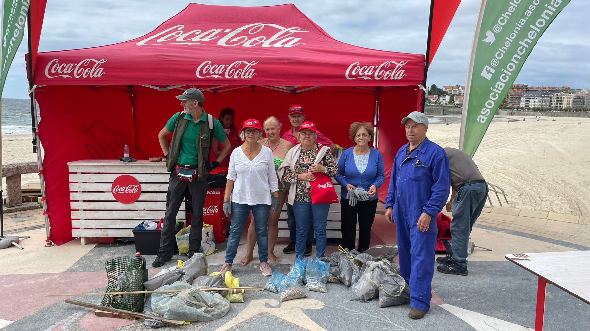 Éxito de la limpieza de la playa de Silgar, organizada por la Gran Final de las Series Mundiales