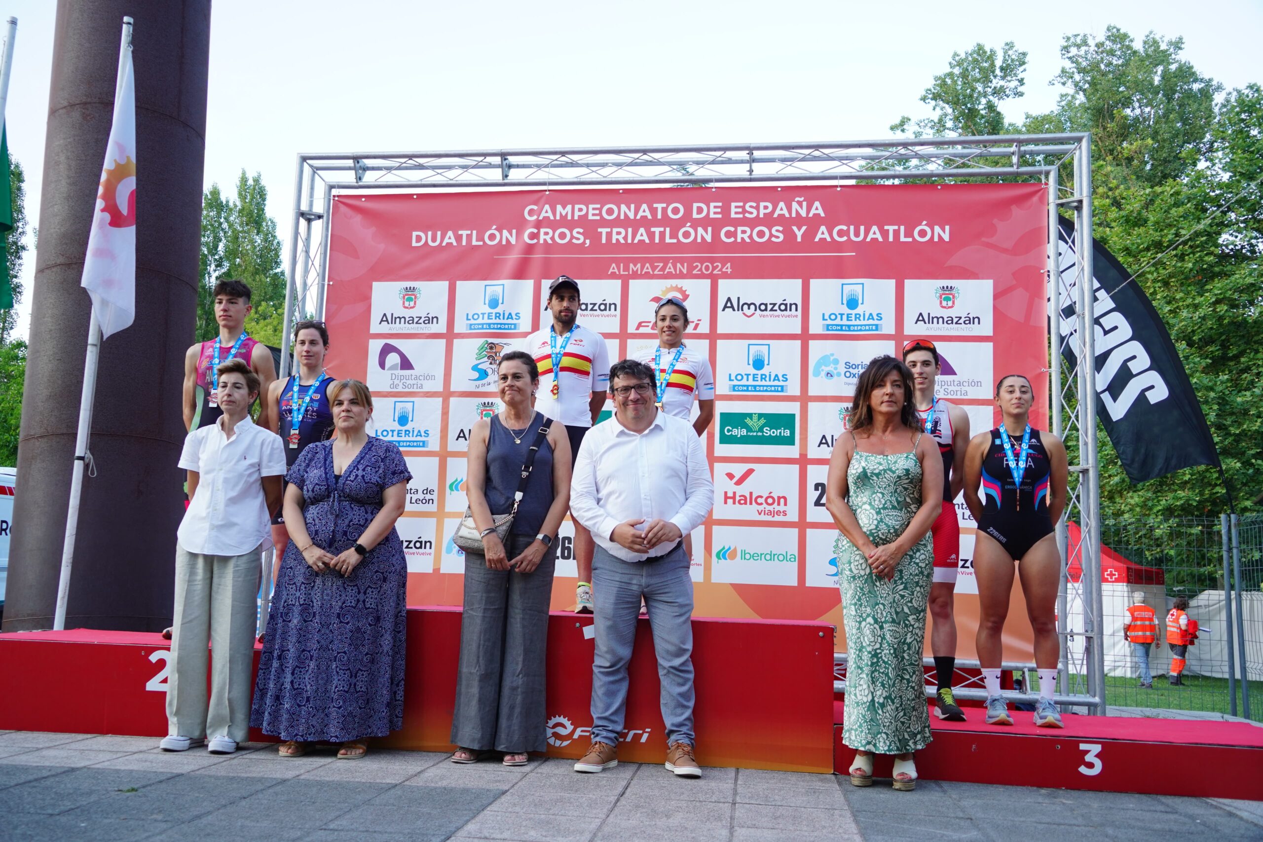 Marina Muñoz y Kevin Tarek Viñuela ganan el Campeonato de España de Acuatlón 2024 en Almazán