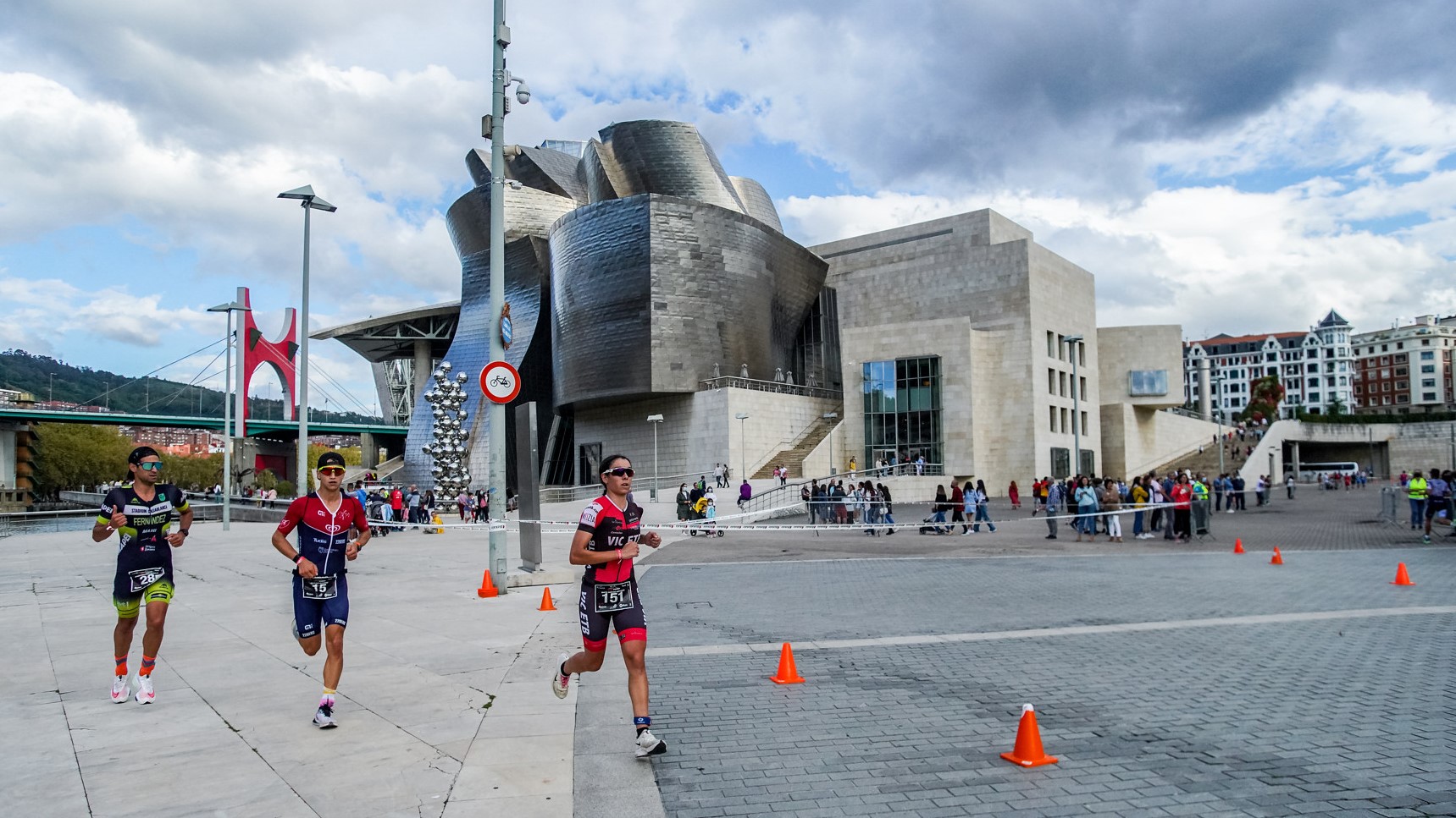 Casi 500 deportistas tomarán la salida en las dos distancias del Bilbao Triathlon el sábado 14 de septiembre