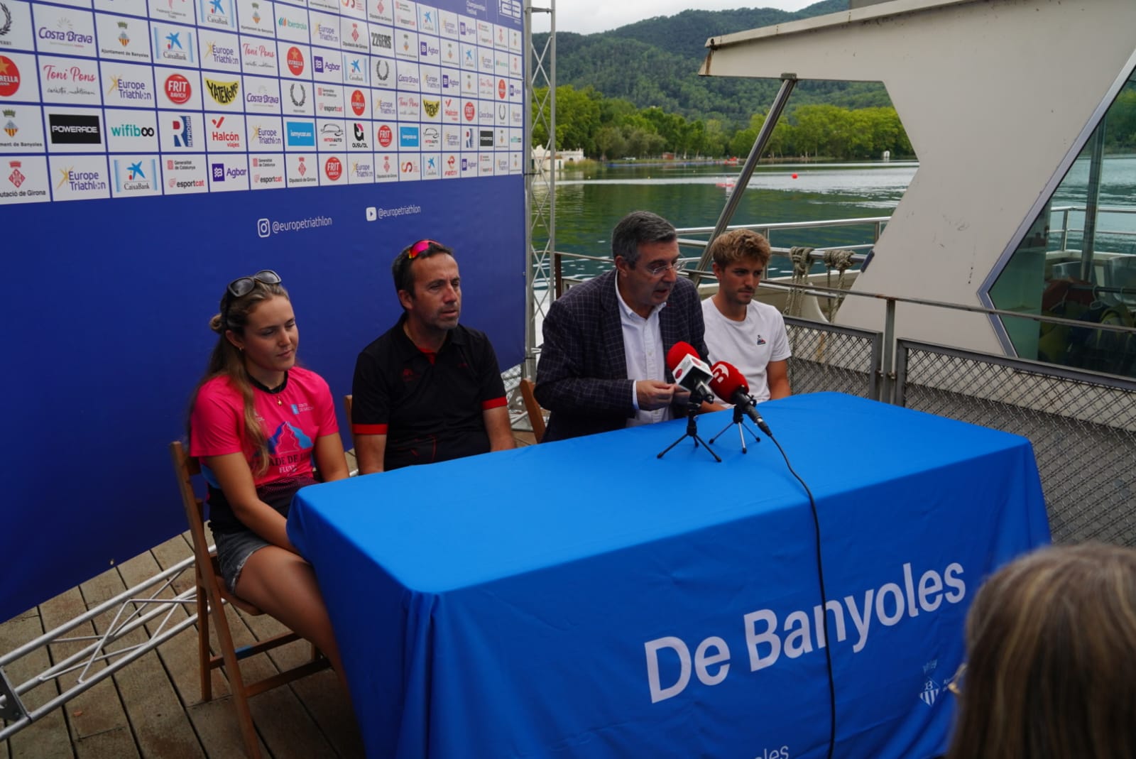 1.500 triatletas de 30 países participan del Triatlón Internacional de Banyoles