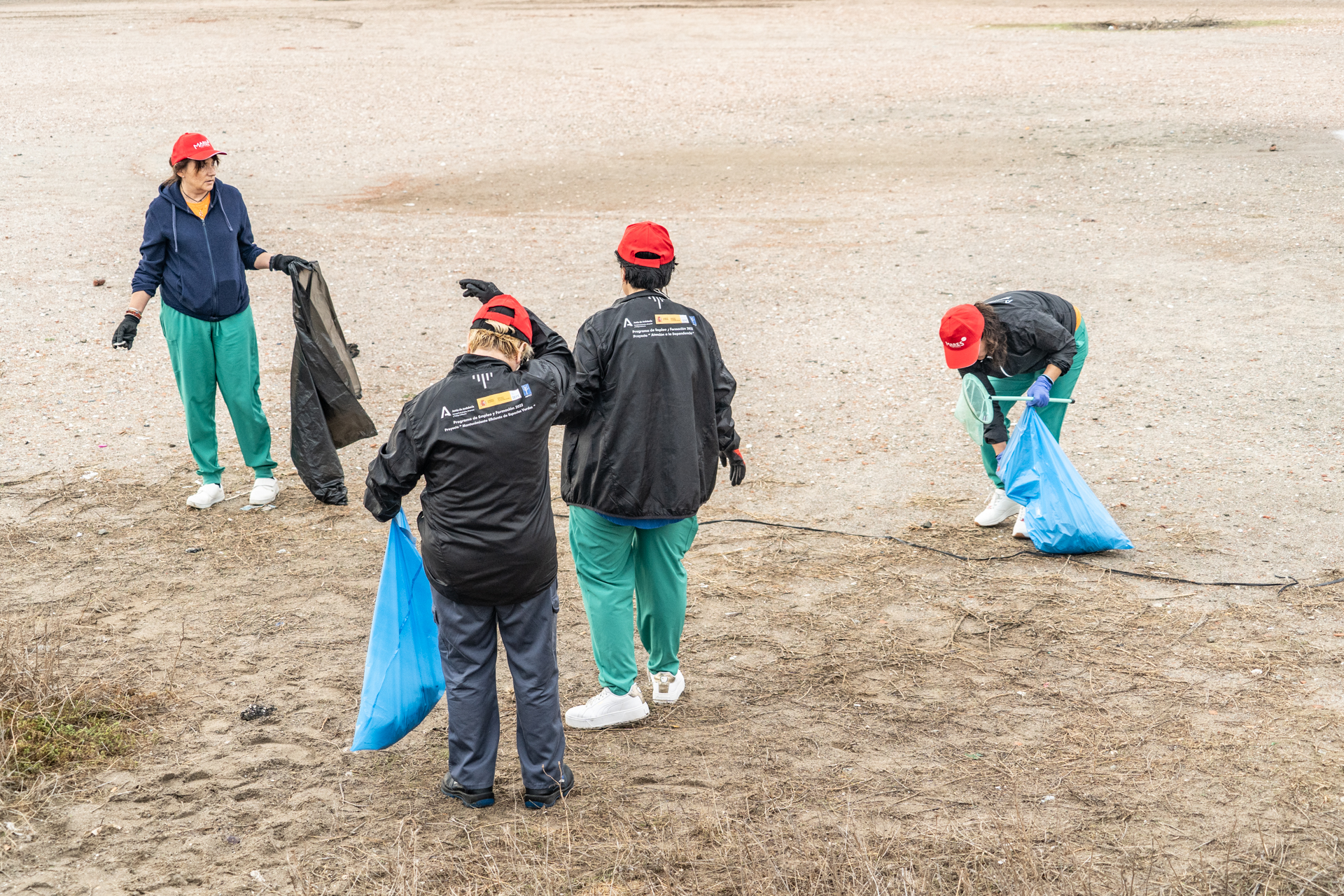 La Final del Campeonato del Mundo Torremolinos-Andalucía recoge más de media tonelada de basura marina en un acto sostenible en la Playa de los Álamos