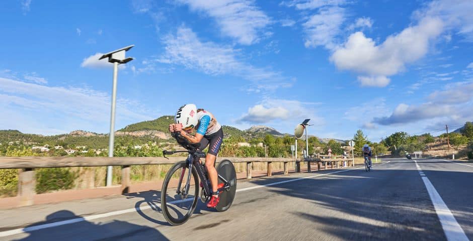 Chloe Nicholas y Diego Martín primeros españoles en la Challenge Peguera Mallorca que ganaron la suiza  Alanis Siffert y el alemán Tom Hug