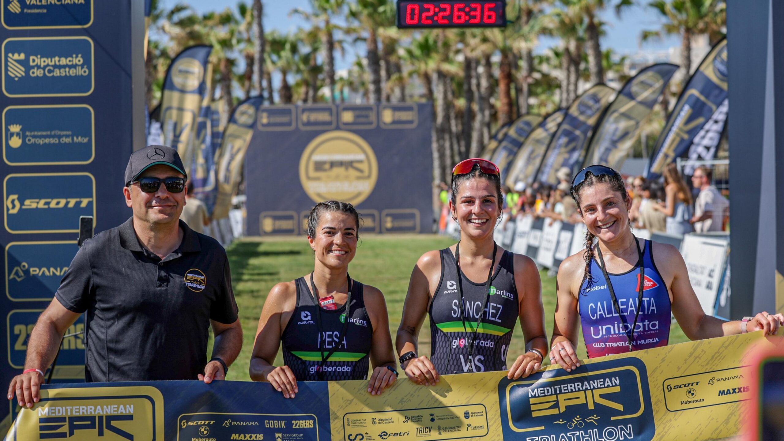 Mediterranean EPIC Triathlon cerró su edición de 2025 con las pruebas olímpica y sprint en un ambiente festivo y con altas temperaturas