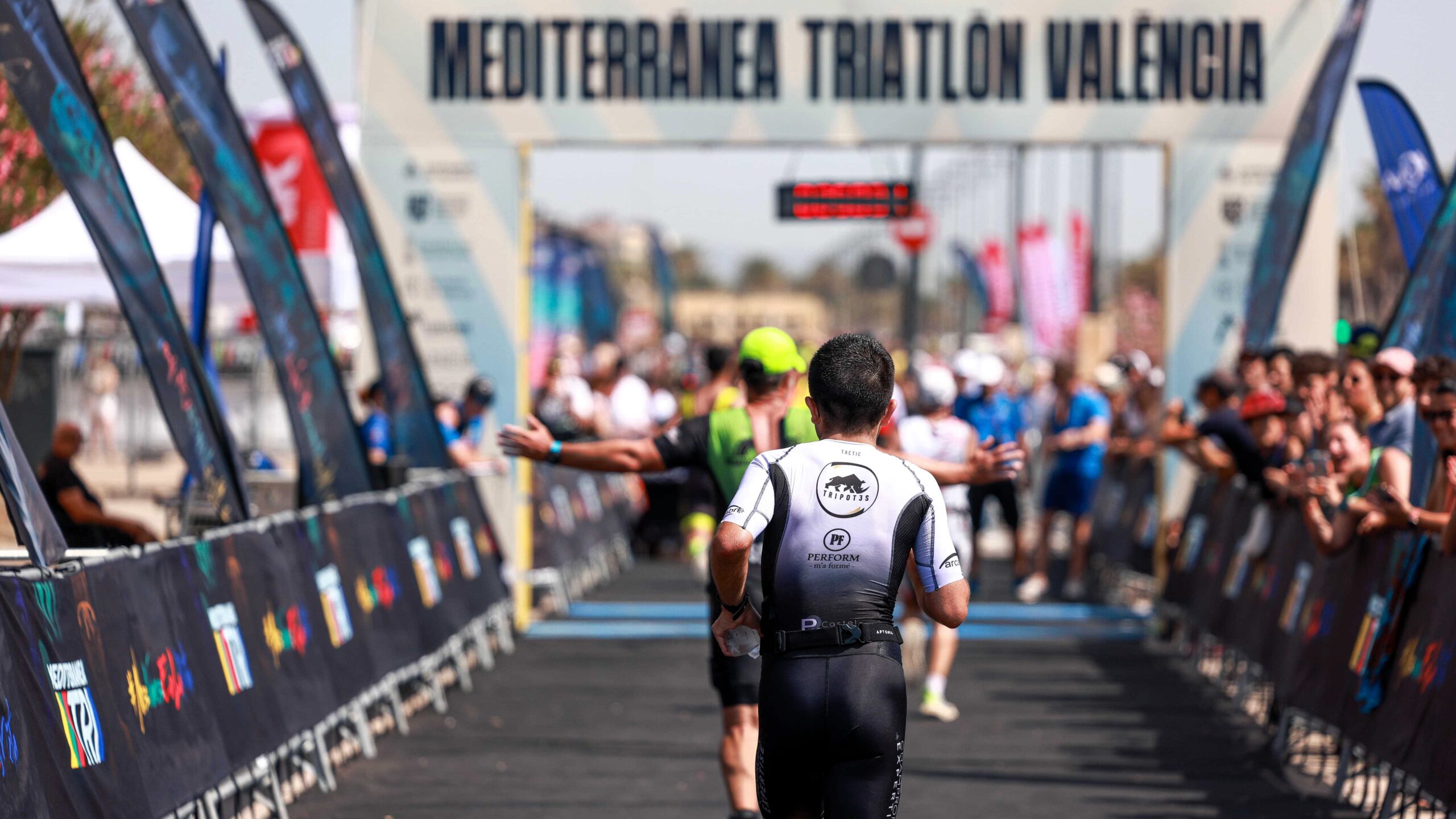 Liliána Szávai y Sergio Marco, vencedores en la prueba reina de Mediterránea Triatlón València