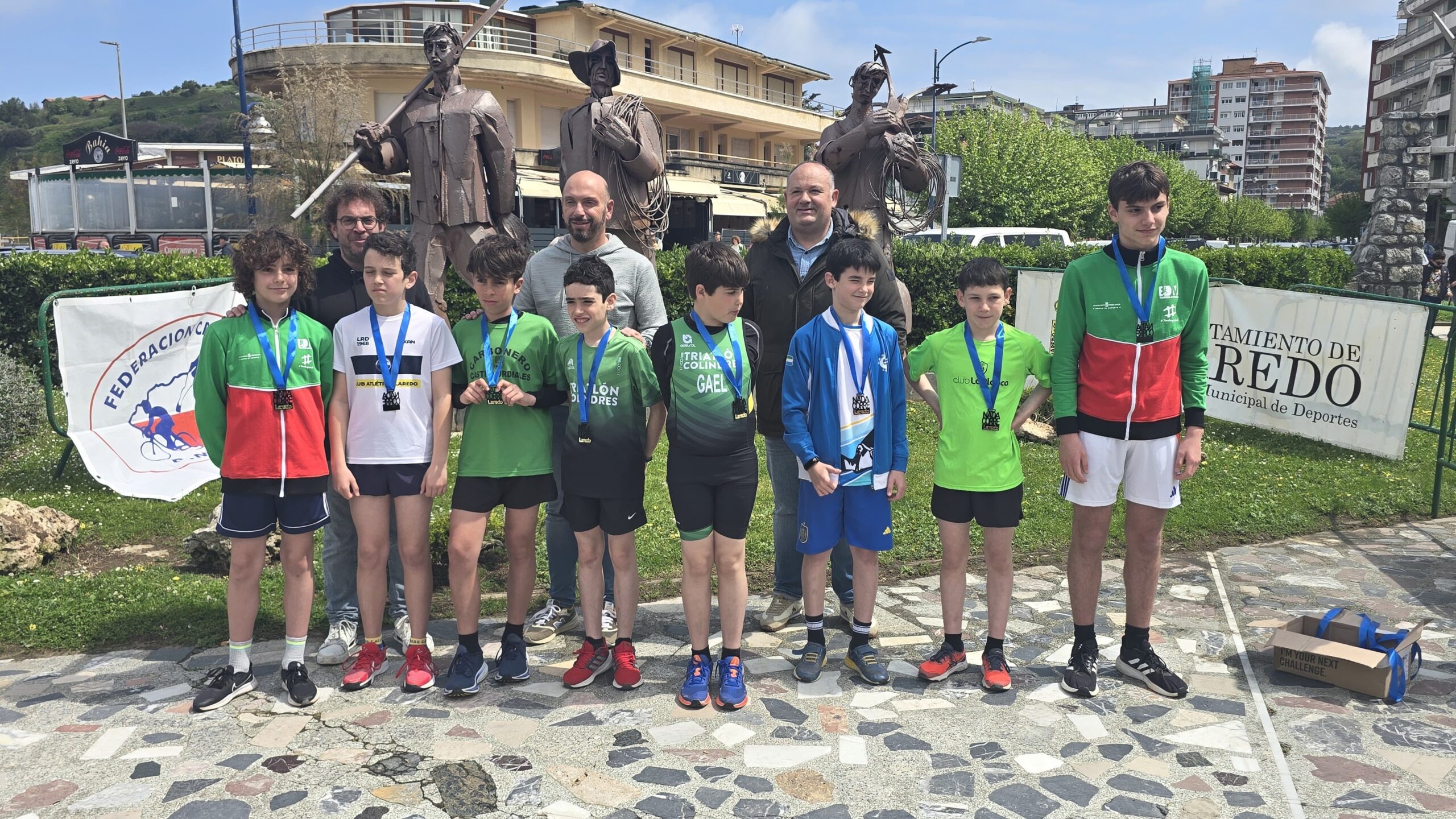 Más de medio centenar de deportistas se dan cita en el II Nada Corre Villa de Laredo