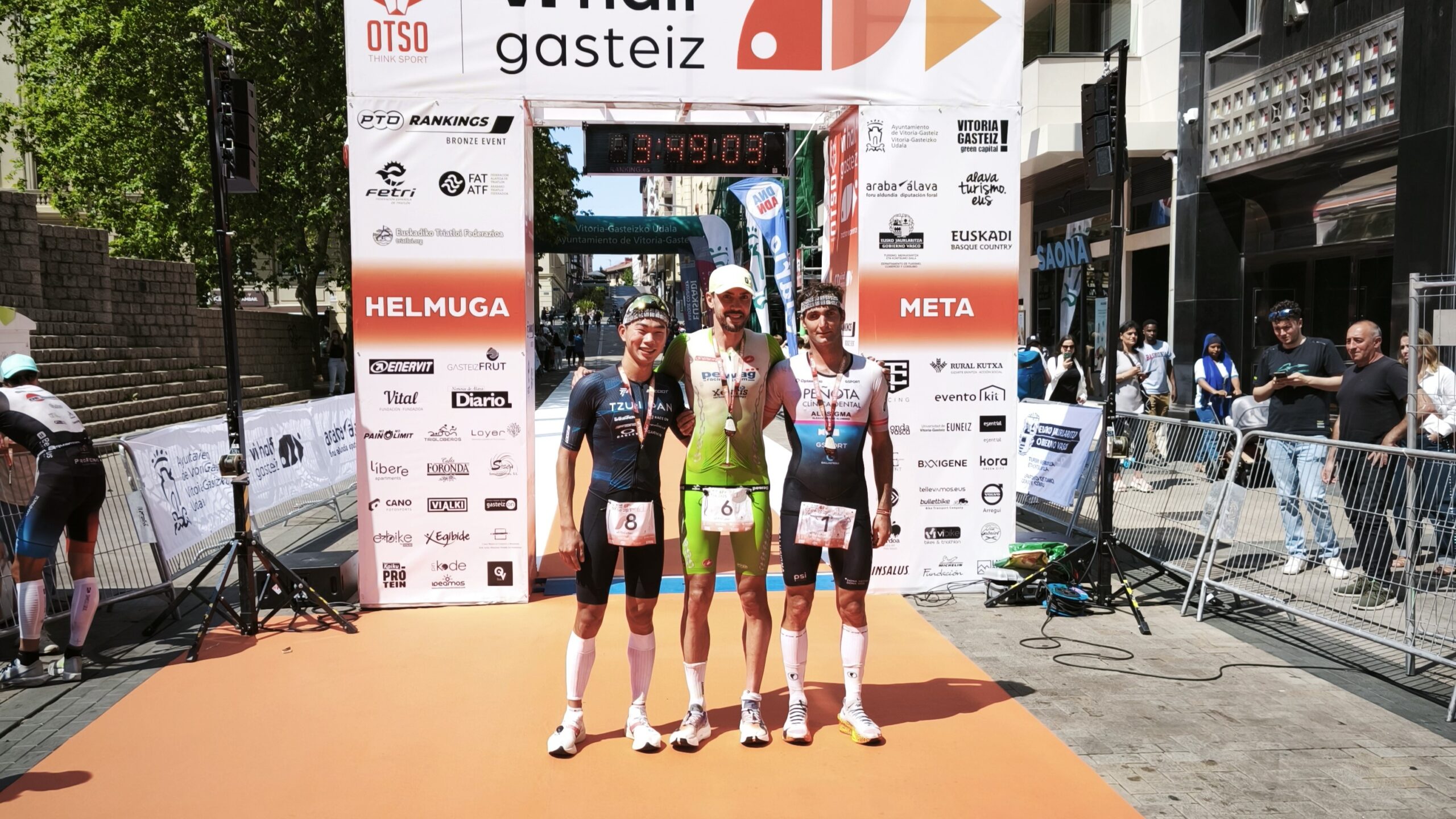 Pello Osoro tercero en el OTSO vi half gasteiz que ganan Rostislav Pevtsov y Chloe Nicolás