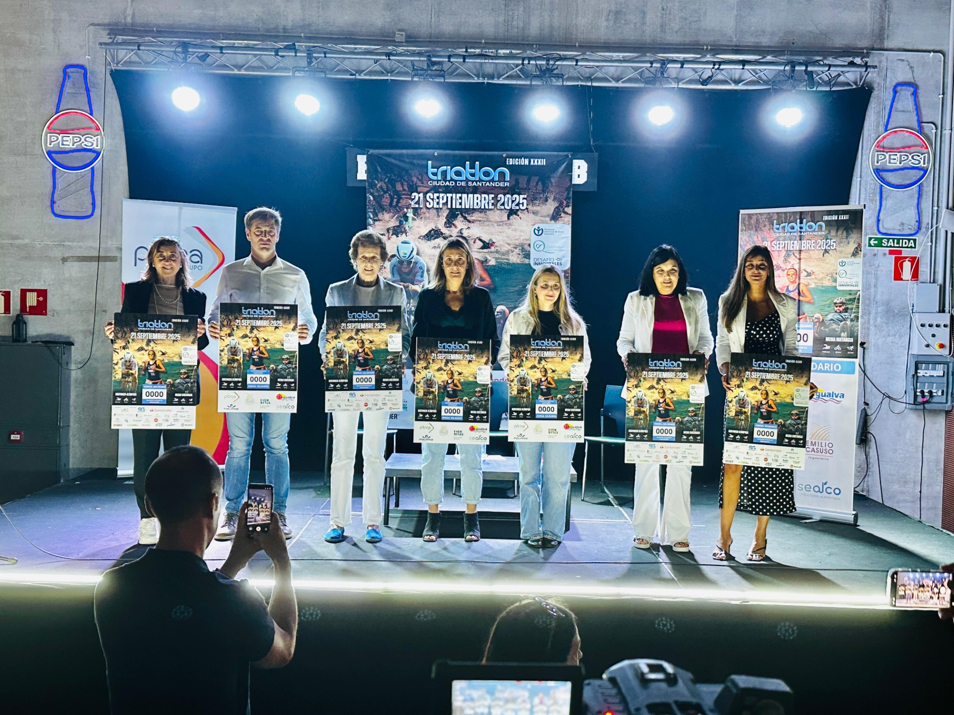 El Triatlón Ciudad de Santander 2025 arranca con el cartel de completo y convierte la bahía cántabra en capital nacional del triatlón