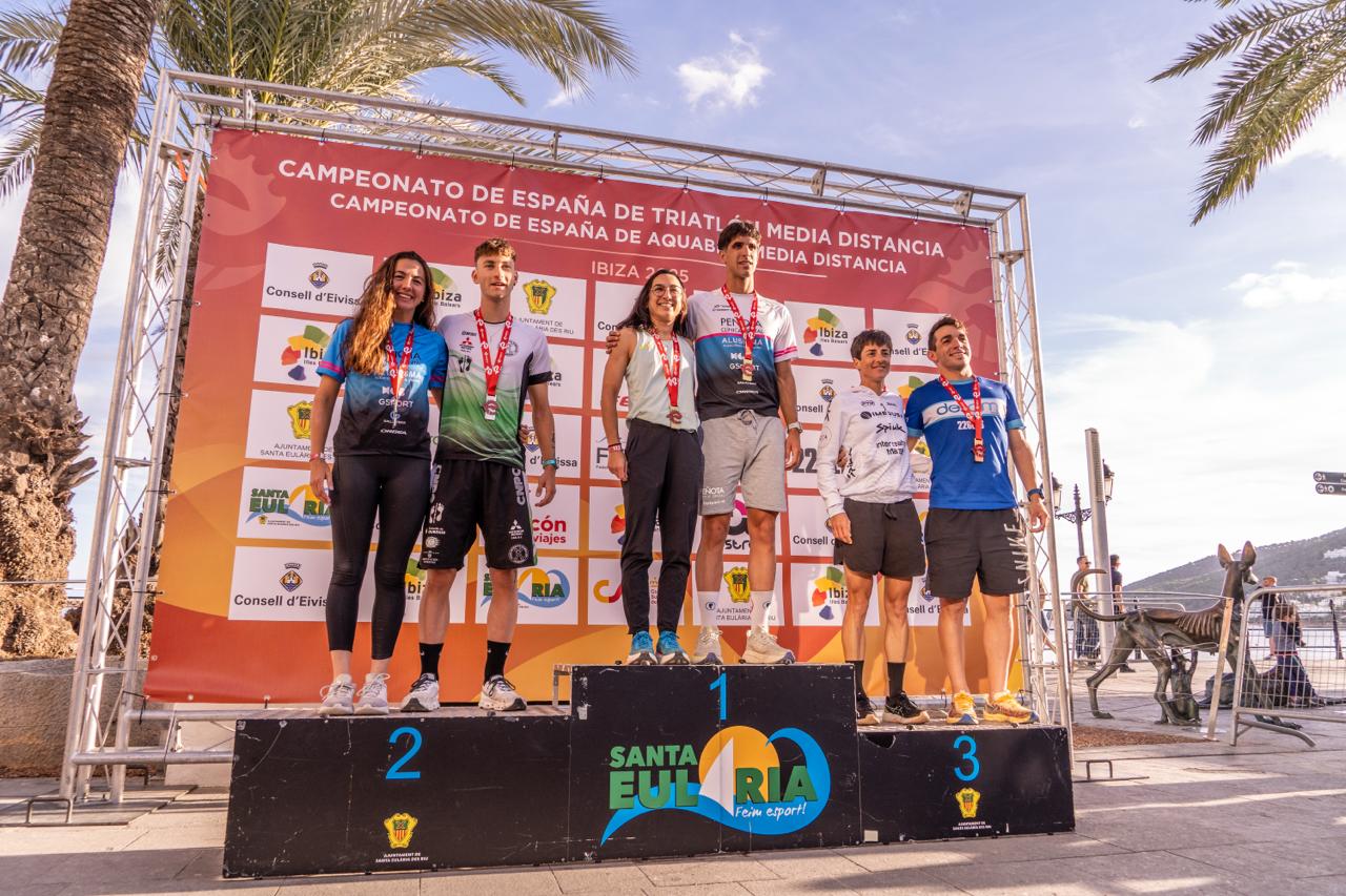 Anna Noguera y Diego Méntrida ganan el Campeonato de España de Triatlón Media Distancia en Ibiza