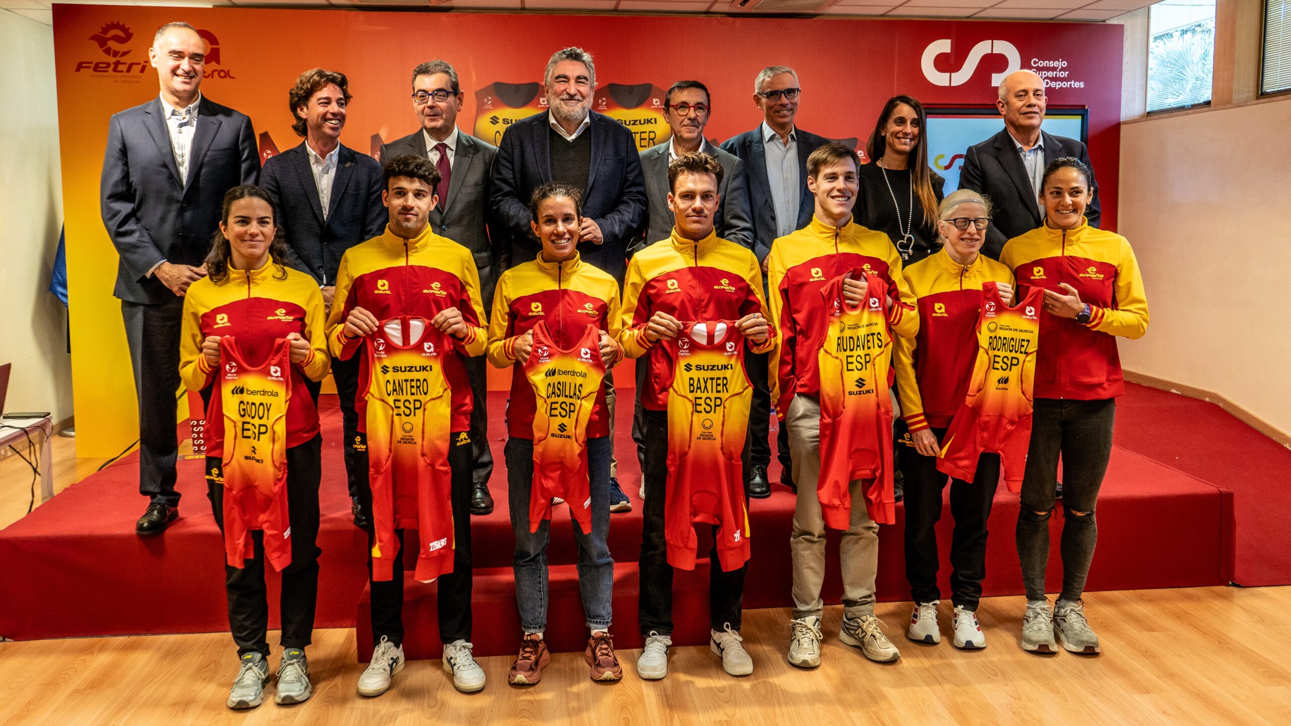 La Federación Española de Triatlón presenta en el CSD la nueva uniformidad oficial de la Selección Española de Triatlón y Triatlón Paralímpico