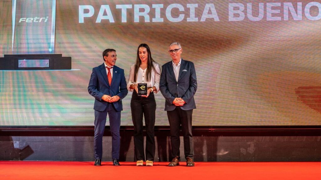 Patricia Bueno y Nacho Villarruel recibieron el reconocimiento como ganadores del Ranking FETRIMDyLD 2025 en la Gala del Triatlón