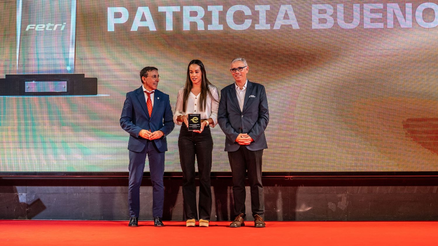 Patricia Bueno y Nacho Villarruel recibieron el reconocimiento como ganadores del Ranking FETRIMDyLD 2025 en la Gala del Triatlón