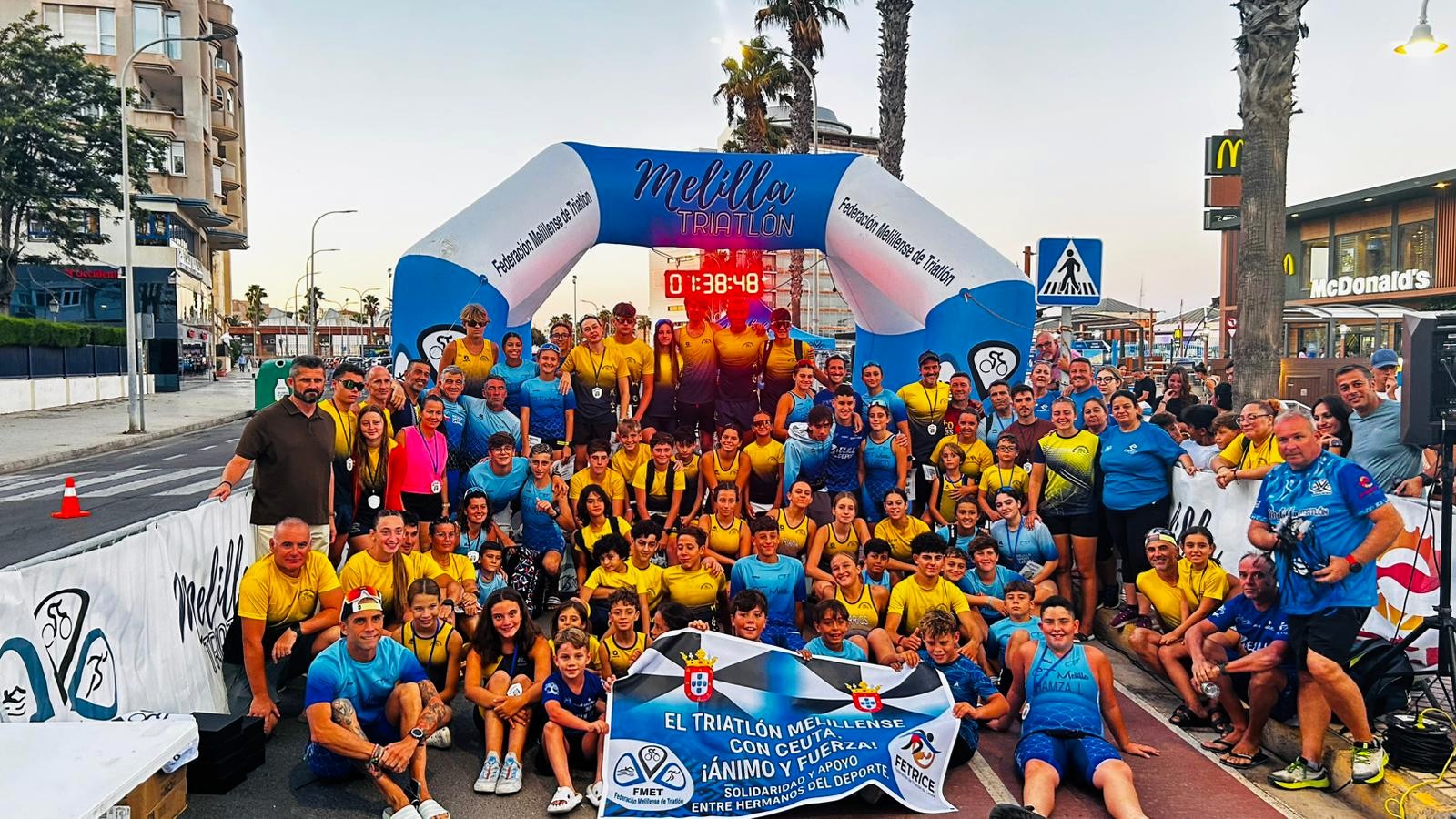El XIV acuatlón Feria de Melilla, deporte y solidaridad con un emotivo homenaje a Ceuta
