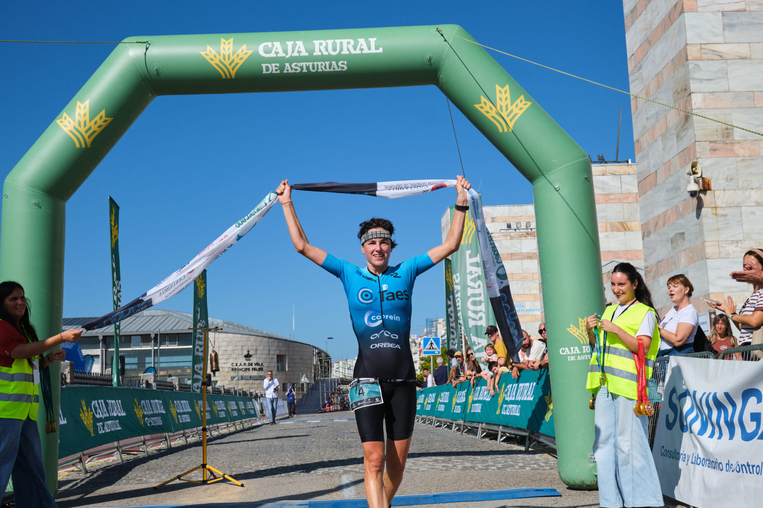 Helene Alberdi y Julen Andueza se impusieron en el Triatlón Ciudad de Santander MD